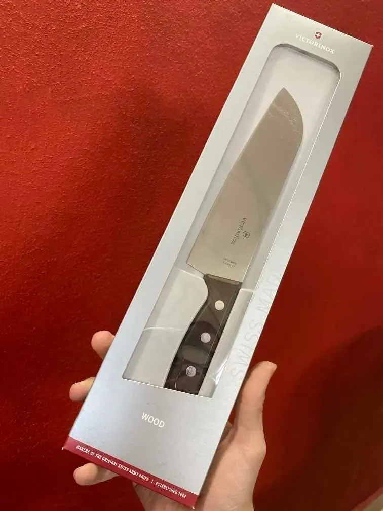Imagen 3 de 3 de Cuchillo Victorinox Santoku 17cm Mango De Madera 6.8500.17g